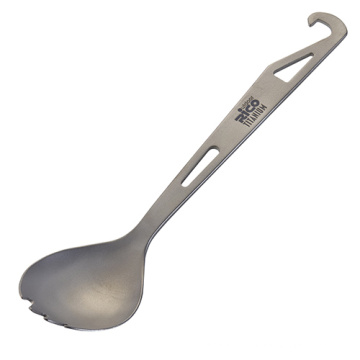 Spork titane avec la couverture de l’ouvre-porte